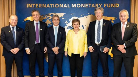 El FMI aprobó la segunda revisión y enviará US$1000 millones más a la Argentina