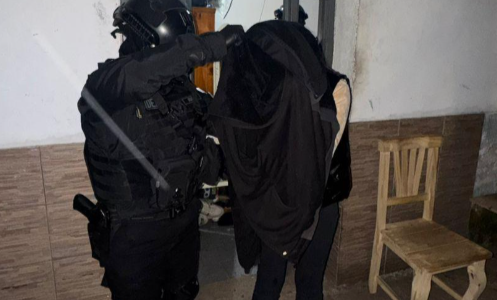 Detuvieron a una mujer y desbarataron un punto de venta de drogas tras un allanamiento