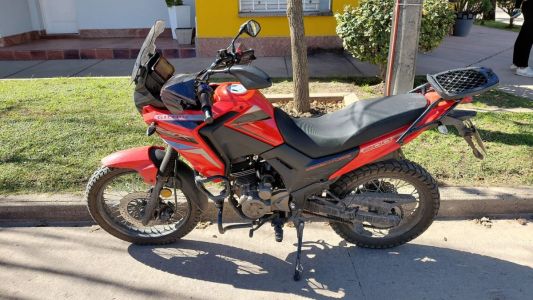 Accidente en Colonia Caroya: un joven motociclista fue hospitalizado tras un choque