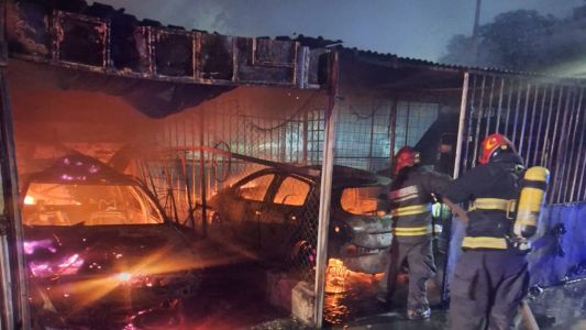 Voraz incendio en un merendero de barrio SEP: destruyó vehículos y causó importantes daños