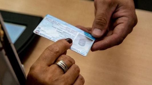 Escándalo en Córdoba: detienen a un empleado municipal por vender carnets falsos