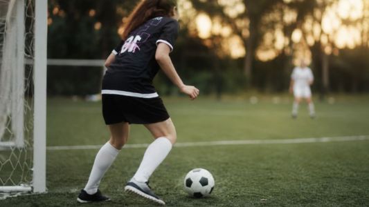 Córdoba busca una familia para Celeste, una joven que sueña con el arte y el fútbol