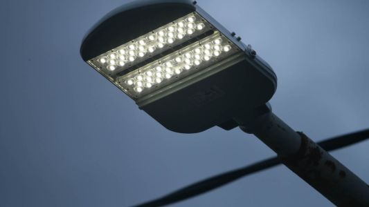 Un hombre quedó colgado de un poste tras sufrir una fuerte descarga eléctrica en la vía pública