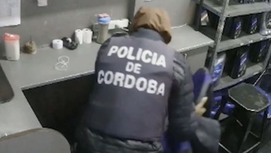 Disfrazado de policía asaltó a un playero y lo dejó atado en una estación de Córdoba