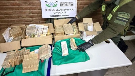 Gendarmería incautó más de 56 millones de pesos ocultos en un camión en Sinsacate