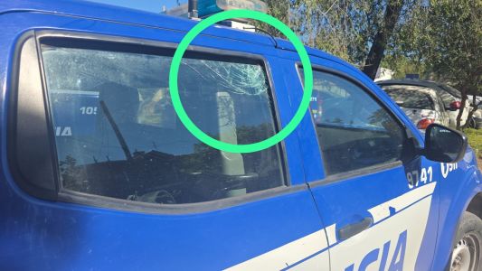 Detuvieron a un “naranjita” tras romper a golpes el vidrio de un patrullero policial