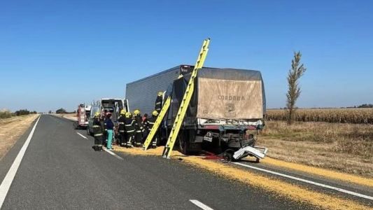 Rescatan a un camionero tras un grave choque por alcance en la autopista Córdoba-Rosario