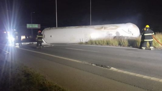 Un camión que transportaba gas chocó en la autopista Córdoba-Rosario: hay un muerto