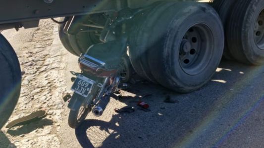 Un motociclista terminó debajo de un camión y se salvó de milagro en Córdoba