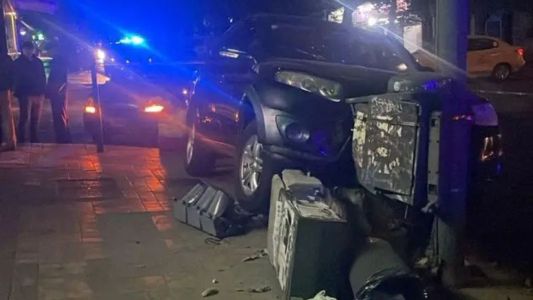 Violento choque en Nueva Córdoba: una camioneta derribó un semáforo y casi atropella a un hombre