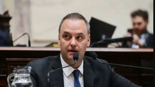 Piden la detención de Manuel Adorni en una causa por posible entorpecimiento judicial