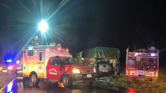 Trágico choque en La Carlota: murió el conductor de una camioneta tras impactar contra un camión