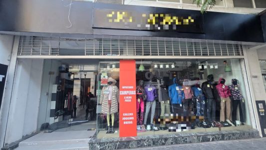 Detuvieron a un hombre tras romper la puerta de un local y robar mercadería