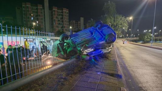 Un auto volcó tras impactar contra el Ministerio de Ciencia y Tecnología