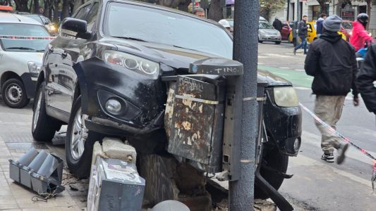 Una camioneta terminó sobre la vereda y el conductor sobrevivió