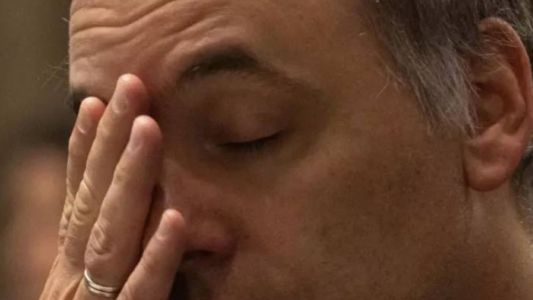 Comodoro Py: arribó el hijo de una de las jubiladas acreedoras de Manuel Adorni y declarará como testigo en la causa