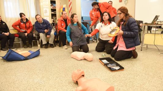 Primeros auxilios para educadores y no docentes de escuelas municipales: capacitación clave para salvar vidas