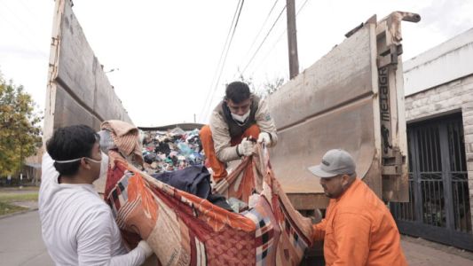 Alto Alberdi: retiraron 38 toneladas de basura y objetos acumulados de una vivienda colapsada
