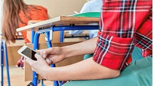 Escuelas municipales sin celulares: el debate que viene por el uso de dispositivos en las aulas