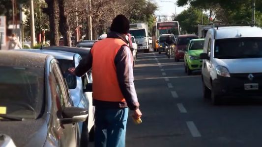 “Nos dejan en la calle”: preocupación entre los cuidacoches por el nuevo sistema de estacionamiento