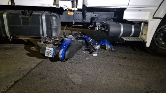 Accidente en Alberdi: un camión chocó contra una motociclista cerca de Plaza Colón