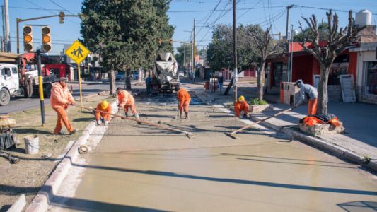 Avanza la reparación con hormigón en avenida Alfonsina Storni en Parque Liceo