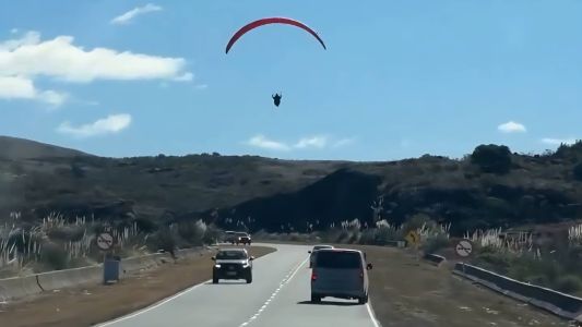 Susto en Altas Cumbres: un parapente aterrizó muy cerca de los autos en circulación