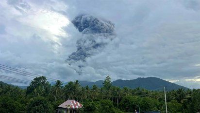 Erupción del volcán Dukono en Indonesia: al menos tres muertos y temen más víctimas
