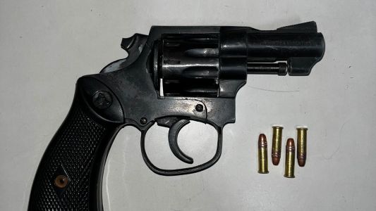 Detuvieron a un hombre armado que circulaba en monopatín en Villa El Libertador
