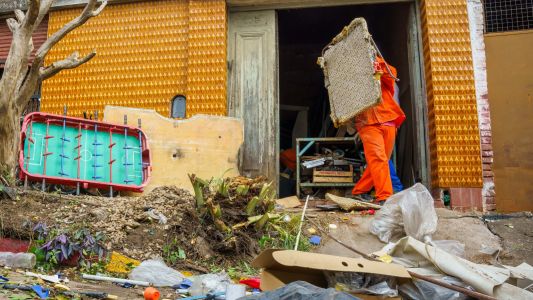 Retiran 805 toneladas de basura de una casa en barrio Alberdi tras denuncia de vecinos