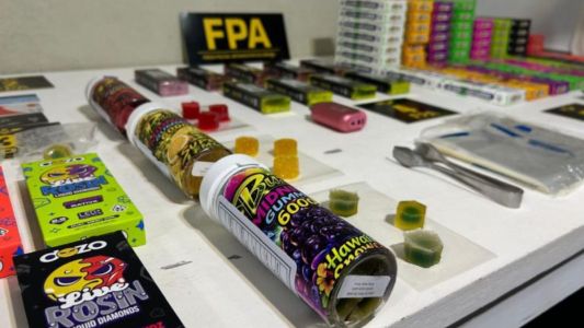 Arroyito: detienen a un joven y secuestran vapers y golosinas con THC en barrio Xanaes