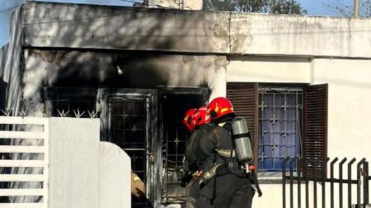 Incendio en barrio Parque Don Bosco: bomberos evitaron que las llamas se propagaran y rescataron una mascota