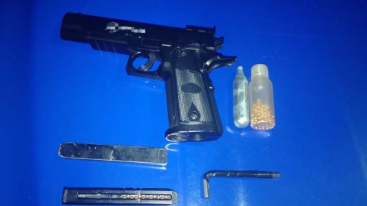 Detenido en un barrio privado por fingir ser policía y portar una réplica de arma