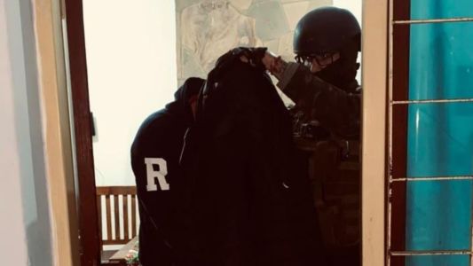 Detuvieron a un hombre que vendía drogas en un local comercial de Colonia Caroya