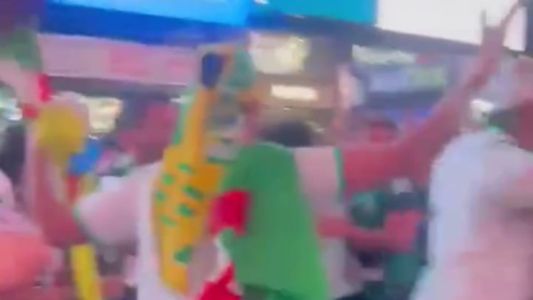 Incidentes en Times Square: choques entre hinchas argentinos y argelinos en Nueva York