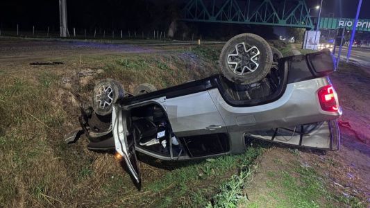 Vuelco en Río Primero: una camioneta despistó y terminó dentro de un canal