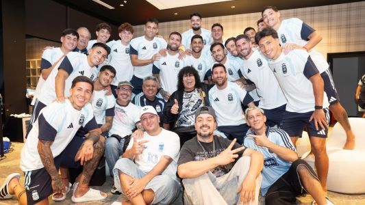 “La Mona” se reunió con jugadores argentinos en Kansas a horas del debut ante Argelia