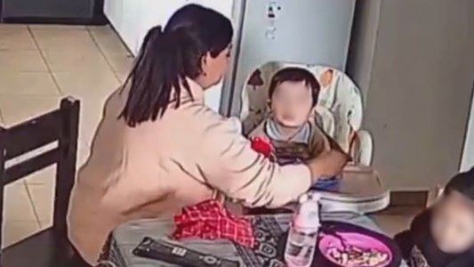 Jesús María: una madre descubrió por las cámaras que la niñera maltrataba a sus hijos en casa