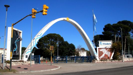 Trabajadores de FAdeA se manifiestan ante el temor por el futuro de la fábrica