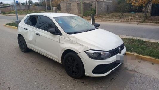 Un caballo suelto causó un fuerte choque contra un auto en Cruz del Eje
