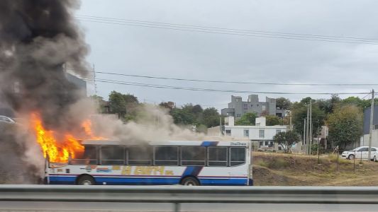 Un colectivo se incendió en la entrada a La Calera y generó complicaciones en el tránsito