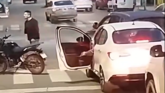 Discutía con un motociclista, olvidó poner el freno de mano y provocó un choque