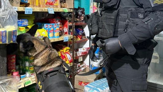 Desbaratan puntos de venta de droga en Cosquín y detienen a dos hombres