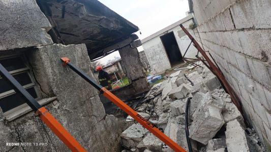 Arias: investigan la explosión de una garrafa tras un incendio con una mujer herida