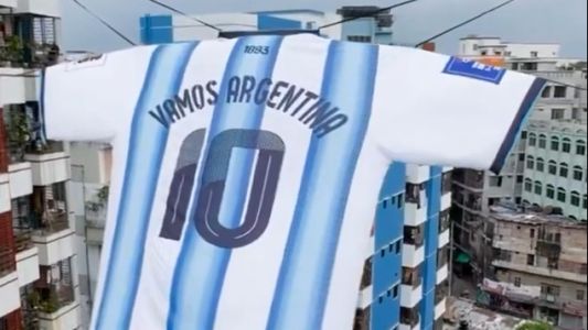 Bangladesh sorprende con una camiseta gigante en apoyo a la Selección argentina