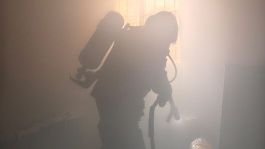 Grave incendio en Ampliación Cabildo: un hombre está en estado crítico de salud