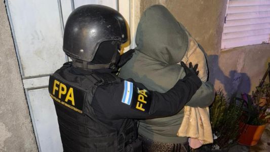 Dos detenidos y drogas secuestradas tras allanamiento en Villa El Libertador