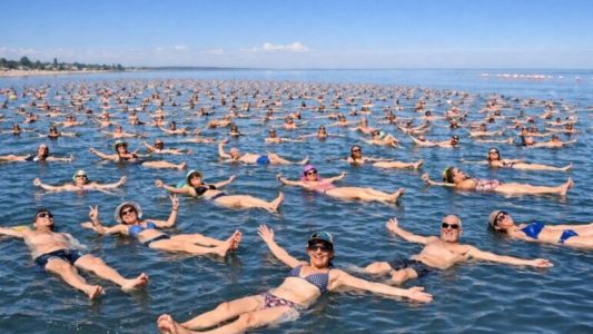 Festival de la Planchita en Miramar: más de 1.800 personas flotaron en Mar Chiquita y quedaron cerca del récord mundial