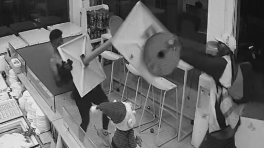 Violenta pelea entre un limpiavidrios y un "naranjita" terminó con un detenido y un herido