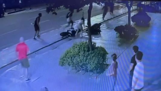 Robaron un celular, no pudieron huir en moto y uno fue reducido por vecinos